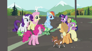 S2E07 Rainbow's friends gathering around Rainbow and Tank