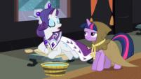 201px-Twilight giving Rarity a tub of water