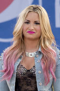 Demi-lovato-hair-pink-dip-dyed