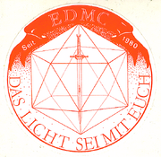 Logo und Aufkleber des EDMC mit dem Gläsernen Schwert  im Zauberbuch der Weissen Magie, dem kristallenen , mit dem Motto "Das Licht sei mit Euch".