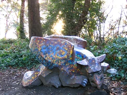 Statue eines Drakkos, ehemals wohl ganz mit dem Türkis  überzogen.