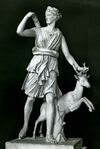 Artemis huntress Parijs Louvre.jpg