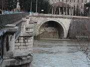 300px-040227 tevere16CloacaMaxima