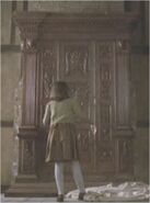 Lucy Pevensie entdeckt den Wandschrank im leeren Zimmer.