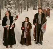 Peter, Susan und Lucy Pevensie nach dem sie ihre Gaben vom Weihnachtsmann erhalten haben.