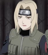 Tsunade com o colete padrão de Konohagakure.