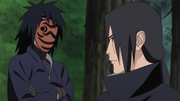 Tobi conversando com Itachi