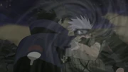 Kakashi e Obito se teleportam para a outra dimensão.