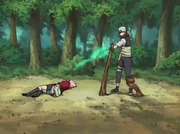 Kabuto curando Sakura.