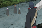 A equipe Taka encarando Kisame.