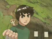 Rock Lee llega a ayudar a Sakura