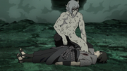 Kabuto salvându-l pe Sasuke.