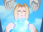 Tsunade si prepara a curare le mani di Orochimaru.