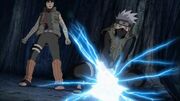 Kakashi utiliza el Cortador de Relámpago para proteger a Guy