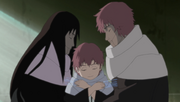 Sasori siendo abrazado por sus primeras marionetas, Madre y Padre