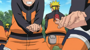 Naruto usando sus clones para aprender a usar el Elemento Viento