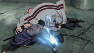 Kakashi salvando Sakura do ataque de Sasuke.