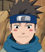 A aparência de Konohamaru na Naruto: Shippūden.