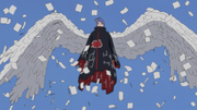 Konan usando alas de papel