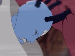 Марионетка 5: Безволосая марионетка с большими дырами в своём черепом. Скрытое оружие этой марионетки — длинные удлиняющиеся кабели, исходящие из его черепа, которые одновременно могут пронзить многочисленных врагов. Поскольку площадь поражения очень велика, она может поражать отдалённые цели даже не приближаясь к ним. Также, марионетка могла ухватиться за оппонента с помощью своих проводов, а затем медленно разрушить их. В сражении она обычно использует тайдзюцу, однако грубой силой не располагает.