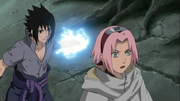 Sasuke tratando de apuñalar a Sakura con su Chidori