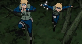 Minato cria um clone e lança suas kunai marcadas...