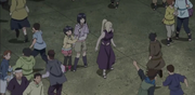 Himawari com sua mãe durante o ataque nos Exames Chuunin.