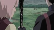 Sai junto a Sakura mirando el entrenamiento de Naruto