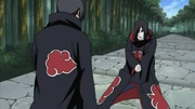 Itachi Orochimaru'yu kolayca yendi.