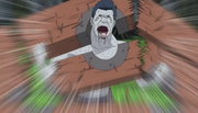 Kisame usando pura fuerza física para destruir el Cepo de Madera