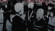 Shizune ao lado de Tsunade no casamento de Naruto e Hinata em The Last.