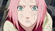 Sakura sorprendida a ver a toda Konoha destruida