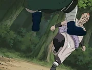 Jiroubou dá uma joelhada em Chouji.