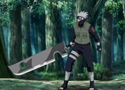 Kakashi empunhando a Kubikiribouchou, a Espada Decepadora.