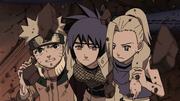 Ino e Naruto ajudando Anko a sair da caverna durante a missão no País do Mar.