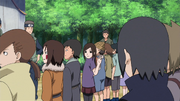 Izumi acena para Itachi na cerimônia