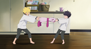 Boruto y Himawari peleando por el Oso