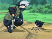 Kakashi logra atrapar a Sasuke bajo tierra