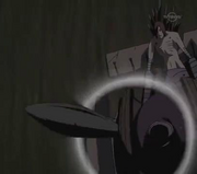 El andador mecánico lanzándole una cuchilla a Naruto
