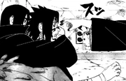 Itachi tenta arrancar o outro olho de Sasuke.