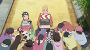 Konohamaru ayuda a Naruto con sus regalos