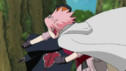 Sakura intenta golpear a Tobi