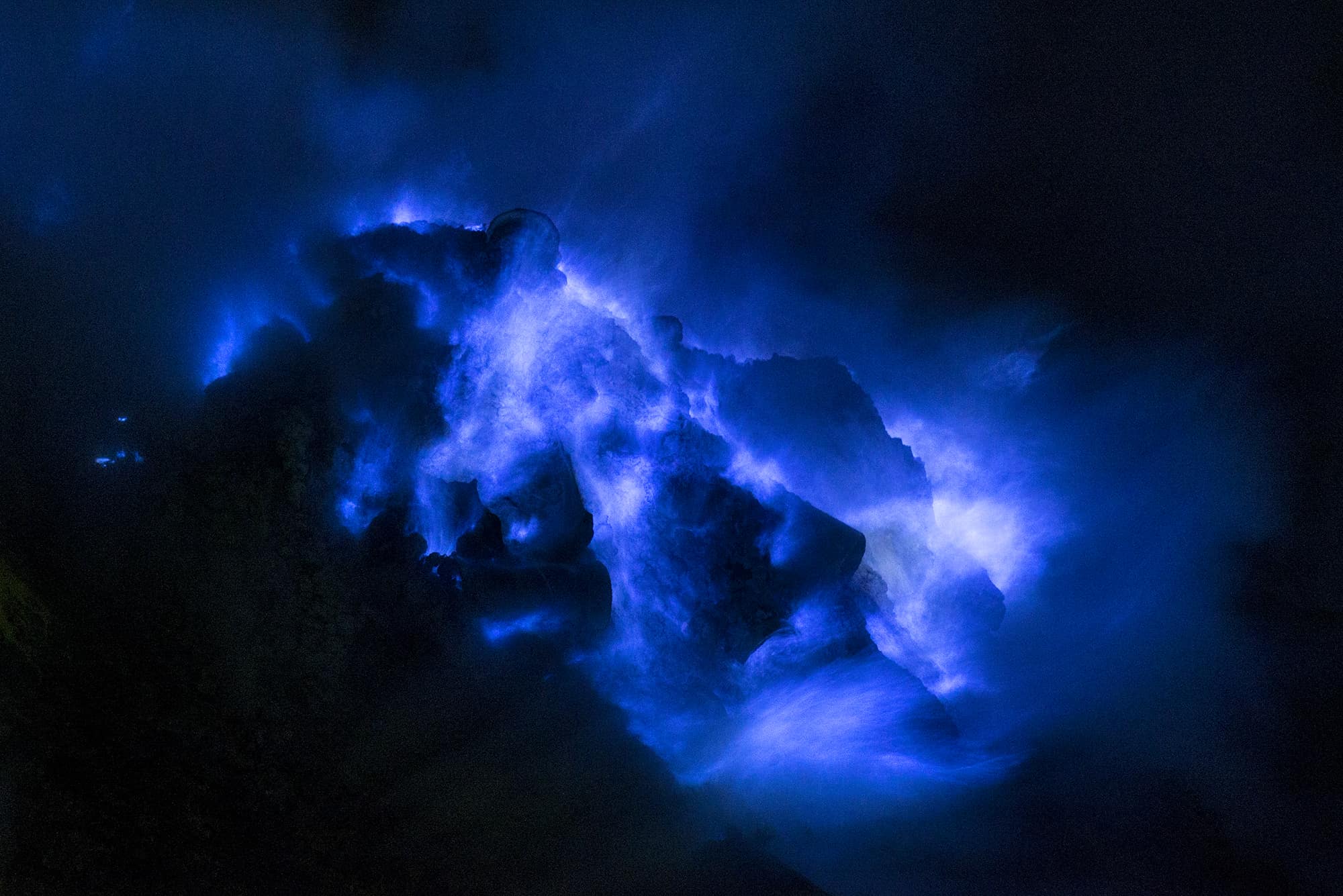 Синий огонь во сне. Иджен вулкан Эстетика. Синий огонь. Тёмно синий огонь. Огненно синий.