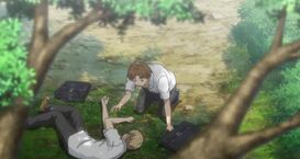 Nishimura znajduje Natsume leżącego w krzakach.