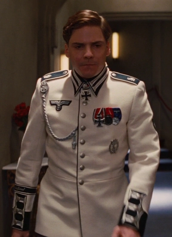 Бесславные ублюдки рядовой цоллер. Фредерик цоллер. Фридрих цоллер снайпер. Бесславные ублюдки фредерик цоллер. Даниэль брюль бесславные.