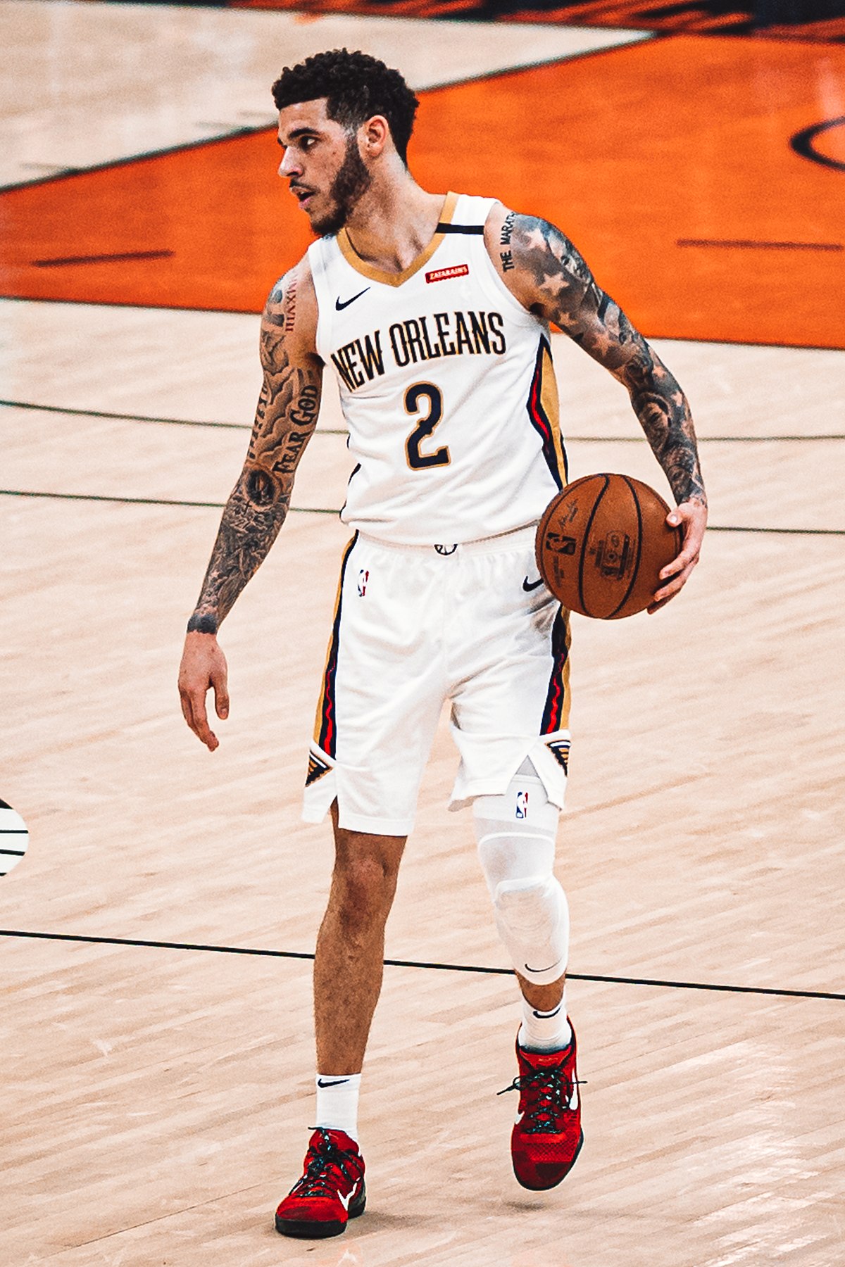 https://static.wikia.nocookie.net/nba/images/3/30/Lonzo_Ball_Pelicans.jpg/revision/latest?cb=20210705181852