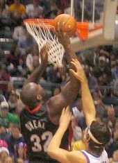 Shaquille going in for a layup