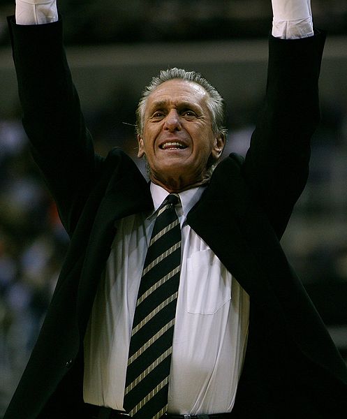 New York Knicks coach Pat Riley, center, holds the Red Auerbach