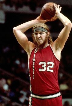 Bill Walton's weight - 210 pounds (96 kg)