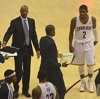 Byron Scott (left) coaching the Cavaliers in 2013.